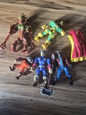 Marvel Action Figure Pack - Brown, Green, Yellow, Blue, Red, Pink